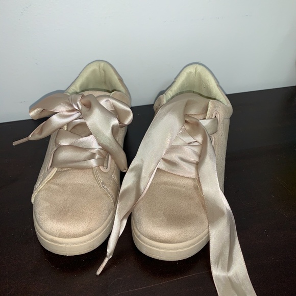 Cute silk ribbon laced sneakers - Picture 3 of 4